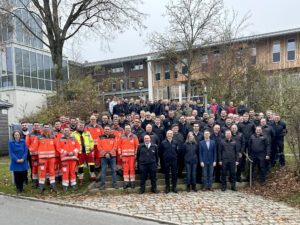 Gruppenbild aller Beteiligten: Am Ende des Übungstages stellten sich die Beteiligten zusammen mit Landrat Dr. Ronny Raith für ein Erinnerungsfoto auf. Foto: Heiko Langer/ Landratsamt Regen
