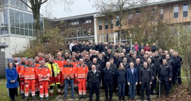 Gruppenbild aller Beteiligten: Am Ende des Übungstages stellten sich die Beteiligten zusammen mit Landrat Dr. Ronny Raith für ein Erinnerungsfoto auf. Foto: Heiko Langer/ Landratsamt Regen