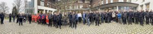 Hans-Christian Eibl, Fachbereichsleiter Krisenmanagement an der Staatlichen Feuerwehrschule Geretsried, wies die Teilnehmer vorab in die Übung ein. Aus Platzgründen geschah dies im Freien, vor dem Landratsamt. Foto: Heiko Langer / Landratsamt Regen