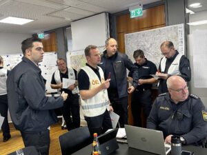 In der Örtlichen Einsatzleitung, kurz ÖEL, hatten Kreisbrandmeister Tobis Ertl und seine Mitstreiter die Lage im Griff. Foto: Heiko Langer / Landratsamt Regen