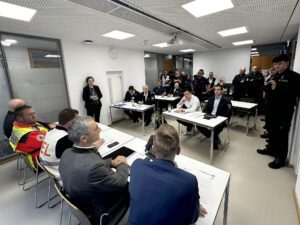 Simulierte Pressekonferenz: Mitarbeiter der Staatlichen Feuerwehrschule wurden im Rollenspiel zu Journalisten. Sie stellten kritische Fragen und testeten, ob die Führungsriege auch dies bewältigen. Foto: Heiko Langer / Landratsamt Regen