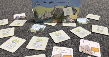 Das Kartenlegespiel kann ab sofort ausgeliehen werden. Foto: Kathrin Aichinger / Landratsamt Regen