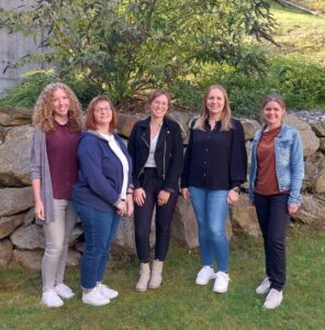 Freuen sich über zahlreiche Anmeldungen zu den Veranstaltungen im Bereich Kindertagesbetreuung: (v.l.) Stefanie Graßl, Rosemarie Artmann, Sabrina Niedermeier, Nicole Ernst, Michaela Müller. Foto: Amelie Bösl