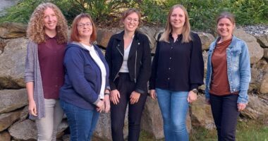 Freuen sich über zahlreiche Anmeldungen zu den Veranstaltungen im Bereich Kindertagesbetreuung: (v.l.) Stefanie Graßl, Rosemarie Artmann, Sabrina Niedermeier, Nicole Ernst, Michaela Müller. Foto: Amelie Bösl