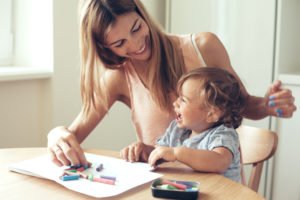 Betreuerin mit Kind beim Malen Foto AdobeStock_121151554_©-Alena-Ozerova.jpeg