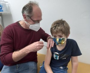 Rund 70 Kinder wurden beim ersten Familienimpftag im Impfzentrum Regen geimpft. Unser Bild zeigt Dr. Stefan Brücklmayer bei einer Kinderimpfung. Foto: Rebecca Metz/Impfzentrum Regen