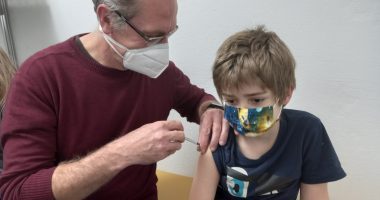 Rund 70 Kinder wurden beim ersten Familienimpftag im Impfzentrum Regen geimpft. Unser Bild zeigt Dr. Stefan Brücklmayer bei einer Kinderimpfung. Foto: Rebecca Metz/Impfzentrum Regen