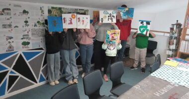 Kreativ und nachdenklich zugleich – Beim Treffen des Pflegekinderdienstes Regen setzten sich Kinder und Jugendliche mit ihren Rechten auseinander und brachten ihre Vorstellungen von einer besseren Welt auf die Leinwand. Foto: Uwe Walz / Landratsamt Regen.