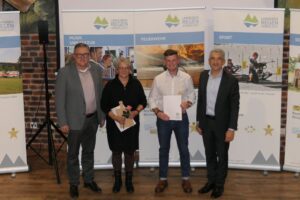 Kirchberg im Wald: Bürgermeister Robert Muhr, Marita Brengmann, Andreas Pletl, Landrat Dr. Ronny Raith