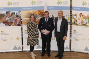 Kirchdorf im Wald: 3. Bürgermeisterin Liesa Stadler, Mario Lorenz, Landrat Dr. Ronny Raith