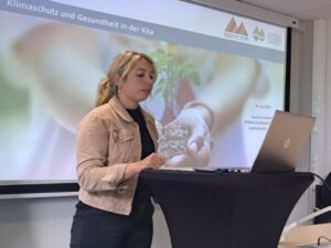 Gudrun Unrecht, Klimaschutzkoordinatorin Landkreis Regen, stellt das Projekt „Klimaspürnasen“ den Kita-Leitungen vor. Foto: Michaela Müller / Landratsamt Regen