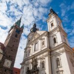 Blick auf den schwarzen Turm und die Kirche der Unbefleckten Empfängnis der Jungfrau Maria und St. Ignatius Kirche in Klattau. Bildrechte: VisitCzechia