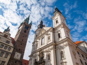 Blick auf den schwarzen Turm und die Kirche der Unbefleckten Empfängnis der Jungfrau Maria und St. Ignatius Kirche in Klattau. Bildrechte: VisitCzechia