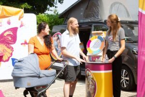 Gerade für junge Eltern oder werdende Eltern ist der Besuch sicher sinnvoll. Am Stand gibt es viele Tipps und wertvolle Informationen. Foto: NZFH/Barbara Bechtloff