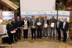 Kollnburg: Matthias Englmeier, Alois Kraus, Brigitte Schwirzinger, Hendrik Günther Van Beek, Fabian Englmeier, Tobias Kraus, Benedikt Schlecht, Meik Sigl, Bürgermeister Herbert Preuß, Landrat Dr. Ronny Raith