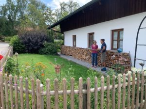 Hans Koppera erklärte Rosemarie Wagenstaller wie sein Garten aufgebaut ist. Foto: Klaus Eder/Landkreis Regen