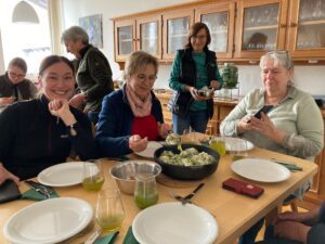 Genuss nach getaner Arbeit: Die Teilnehmer ließen sich die Speisen schmecken, das freute auch Referentin Elisabeth Hof (stehend). Foto: Martin Straub / Landratsamt Regen