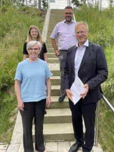 Landrätin Rita Röhrl (li. vorne) überreichte die Jubiläumsurkunde an Jurist Alexander Kraus (re. vorne). Es gratulierten auch die Personalratsvorsitzende Sabine Pfaller und Personalleiter Andreas Koneberg. Foto: Langer/Landkreis Regen