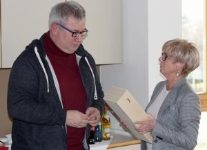 Mit einem Geschenk verabschiedete Landrätin Rita Röhrl den ehemaligen Kreisjugendringvorsitzenden Thomas Pfeffer. Foto: Langer/Landkreis Regen