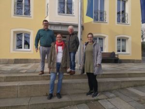 Bürgermeister Andreas Kroner traf sich mit (v.li.) Sigrid Kick, Dr. Edith Aschenbrenner und Kathrin Fernandes zum Gespräch über die Jugendarbeit. Foto: Franziska König/Stadt Regen