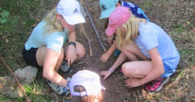 Murmeln ausdrücklich erwünscht: Beim Workshop „Bauen mit Naturmaterialien“ entstand unter anderem eine Waldkugelbahn. Foto: Antonia Muhr / Landratsamt Regen.