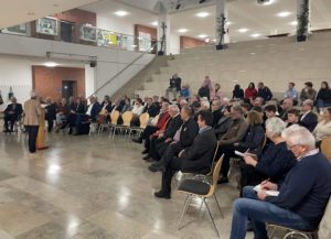 Kurzerhand wurde die Preisverleihung in die Aula des Gymnasiums Viechtach verlegt. Foto: Heiko Langer/Landkreis Regen