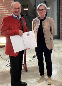 Der Sektionsvorsitzende Egon Thum nahm den Preis für den Waldverein - Sektion Zwiesel - entgegen. Foto: Heiko Langer/Landkreis Regen