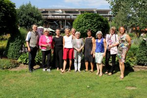Die Teilnehmerinnen des Rahmenprogramms besuchten die Staudengärtnerei Probst und das Glasdorf Weinfurftner. Fotos: Langer/Landkreis Regen