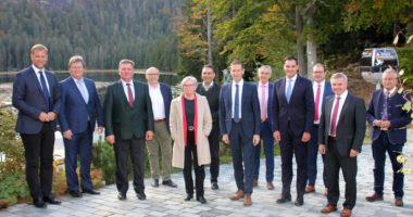 Erinnerungsbild vor dem See, mit v.li.: Bezirkstagspräsident Olaf Heinrich, Dr. Johann Keller, der Deggendorfer Landrat und Präsident des Bayerischen Landkreistages Christian Bernreiter, der Kelheimer Landrat Martin Neumeyer, die gastgebende Landrätin Rita Röhrl, Passaus Landrat Raimund Kneidinger, Regierungspräsident Rainer Haselbeck, Landrat Werner Bumeder aus Dingolfing-Landau, der Freyung-Grafenauer Landrat und Bezirksvorsitzende des Landkreistages Sebastian Gruber sowie die Landräte Michael Fahmüller aus dem Kreis Rottal-Inn, der Landshuter Landrat Peter Dreier (Landshut) und Josef Laumer aus dem Kreis Straubing-Bogen. Foto: Langer