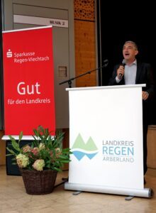 Landrat Dr. Ronny Raith bei der Begrüßung des Sportehrenabends 2025. Foto: Miriam Lange/Landkreis Regen