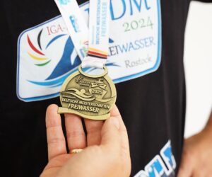 Landrat Dr. Ronny Raith bewundert Dorian Burkhardts Medaille. Foto: Miriam Lange / Landkreis Regen