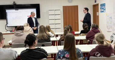 Unser Bild zeigt: Schulleiter, Raimund Kreutzer begrüßt Landrat Dr. Ronny Raith beim Dialog mit den Schülern und Schülerinnen des Caritas-Berufsbildungszentrums (BBZ) Zwiesel. Foto: Ramona Simeth / Landkreis Regen
