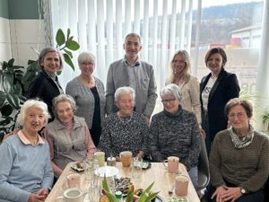   Landrat Dr. Ronny Raith mit den Firmengründerinnen Gisela Dengler (links neben dem Landrat) und Claudia Wildfeuer (rechts neben Landrat) sowie Kundinnen, Angehörigen und Mitarbeitern des Unternehmens Lebenswert. Foto: Heiko Langer / Landratsamt Regen