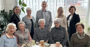   Landrat Dr. Ronny Raith mit den Firmengründerinnen Gisela Dengler (links neben dem Landrat) und Claudia Wildfeuer (rechts neben Landrat) sowie Kundinnen, Angehörigen und Mitarbeitern des Unternehmens Lebenswert. Foto: Heiko Langer / Landratsamt Regen