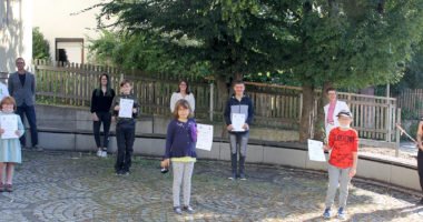 Unser Bild zeigt die Teilnehmer mit ihren Urkunden und die Betreuerinnen der Arbeiterwohlfahrt Nicole Geier, Julia Paternoster, Lisa Schreder, Konrektor Thomas Adam und Schulleiterin Linda Langer. Foto: Langer/Landkreis Regen