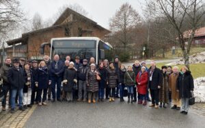 Die Teilnehmenden der Neujahrsfahrt der Linie 58 an der Haltestelle St. Englmar/Kurpark. Mit dabei waren neben Straubing-Bogens Landrat Josef Laumer (8.v.r) und Regens stellvertretendem Landrat Helmut Plenk (5.v.r.) viele politische Ehrengäste und Verbandsvertreter aus Regen und Straubing-Bogen. Foto: Tobias Welck, Landratsamt Straubing-Bogen