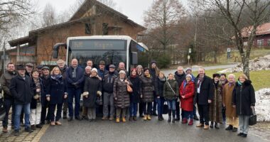 Die Teilnehmenden der Neujahrsfahrt der Linie 58 an der Haltestelle St. Englmar/Kurpark. Mit dabei waren neben Straubing-Bogens Landrat Josef Laumer (8.v.r) und Regens stellvertretendem Landrat Helmut Plenk (5.v.r.) viele politische Ehrengäste und Verbandsvertreter aus Regen und Straubing-Bogen. Foto: Tobias Welck, Landratsamt Straubing-Bogen