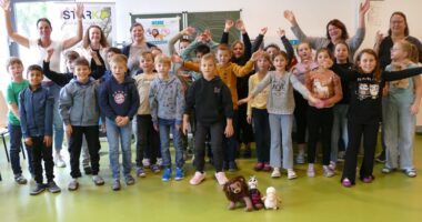 Die Klasse 3c trainiert mit bestimmten Bewegungen (Überkreuzbewegungen) das Zusammenspiel der beiden Gehirnhälften (hintere Reihe von links): Trainerin Karin Feilmeier, Klassenlehrerin Johanna Nausch, Jugendsozialarbeiterin Hilde Kreuzer, die Vorsitzende des Kinderschutzbundes Ursula Holzfurtner und Konrektorin Ulrike Häusler mit den Kindern der Klasse. Foto: Grundschule Regen