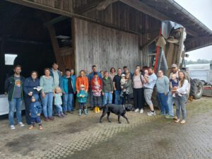 Neun Adoptivfamilien konnten sich beim Treffen auf dem Zeintl-Hof über ihre Erfahrungen austauschen und die Zeit mit den Kindern genießen. Foto: Landratsamt Freyung-Grafenau