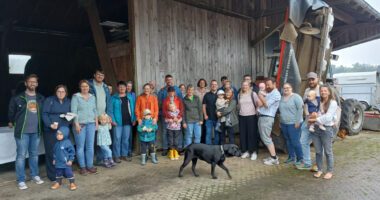 Neun Adoptivfamilien konnten sich beim Treffen auf dem Zeintl-Hof über ihre Erfahrungen austauschen und die Zeit mit den Kindern genießen. Foto: Landratsamt Freyung-Grafenau