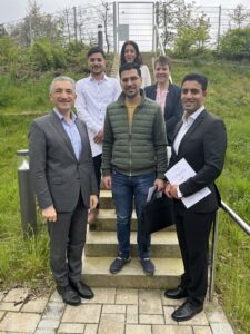 Unser Bild zeigt: Landrat Dr. Ronny Raith (li.) mit den neuen Staatsbürgern Jahanzib Shaikhil (2.v.li.), Mohammed Shamma (3.li.) und Saman Seyfi (re.). Es gratulierten auch die Landratsamtsmitarbeiterinnen Simone Kasberger (2.v.re.) und Yildiz Oragaz. Foto: Iris Gehard / Landratsamt Regen