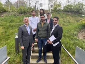 Unser Bild zeigt: Landrat Dr. Ronny Raith (li.) mit den neuen Staatsbürgern Jahanzib Shaikhil (2.v.li.), Mohammed Shamma (3.li.) und Saman Seyfi (re.). Es gratulierten auch die Landratsamtsmitarbeiterinnen Simone Kasberger (2.v.re.) und Yildiz Oragaz. Foto: Iris Gehard / Landratsamt Regen