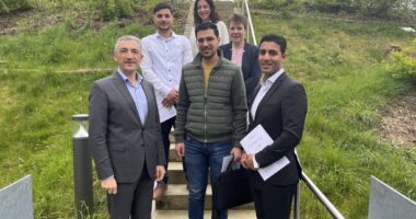 Unser Bild zeigt: Landrat Dr. Ronny Raith (li.) mit den neuen Staatsbürgern Jahanzib Shaikhil (2.v.li.), Mohammed Shamma (3.li.) und Saman Seyfi (re.). Es gratulierten auch die Landratsamtsmitarbeiterinnen Simone Kasberger (2.v.re.) und Yildiz Oragaz. Foto: Iris Gehard / Landratsamt Regen