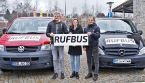 Manfred Jakob und Daniela Gilg vom Mobilitätsteam des LKR Regen und Walter Oswald als Vertreter der vier Rufbus-Verkehrsunternehmen. Foto: Miriam Lange/Landkreis Regen