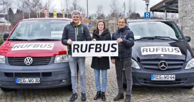 Manfred Jakob und Daniela Gilg vom Mobilitätsteam des LKR Regen und Walter Oswald als Vertreter der vier Rufbus-Verkehrsunternehmen.