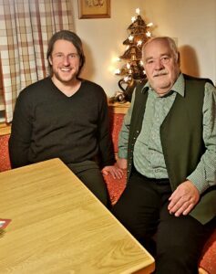 Unser Bild zeigt den Vorsitzenden Max Koller mit dem Kreisfachberater Martin Straub. Foto: Gerda Koller