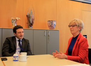 Landtagsabgeordneter Max Gibis im Gespräch mit Landrätin Rita Röhrl. Foto: Langer/Landkreis Regen