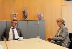 Abgeordneter Alexander Muthmann im Gespräch mit Landrätin Rita Röhrl. Foto: Langer/Landkreis Regen