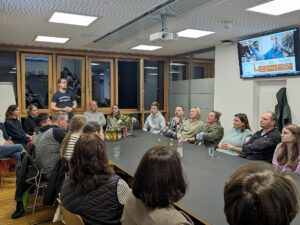 Unser Bild zeigt Johannes Belko, Studienbotschafter der Technischen Hochschule, bei seinem Vortrag. Foto: Melanie Feldmann / Landratsamt Regen