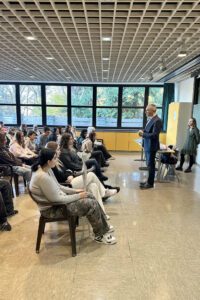 Landrat Dr. Ronny Raith (stehend) und Sozialpädagogin Sonja Fath diskutierten mit den Schülerinnen und Schülern. Foto: Heiko Langer / Landratsamt Regen